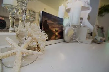 Shells and candles in the treatment room